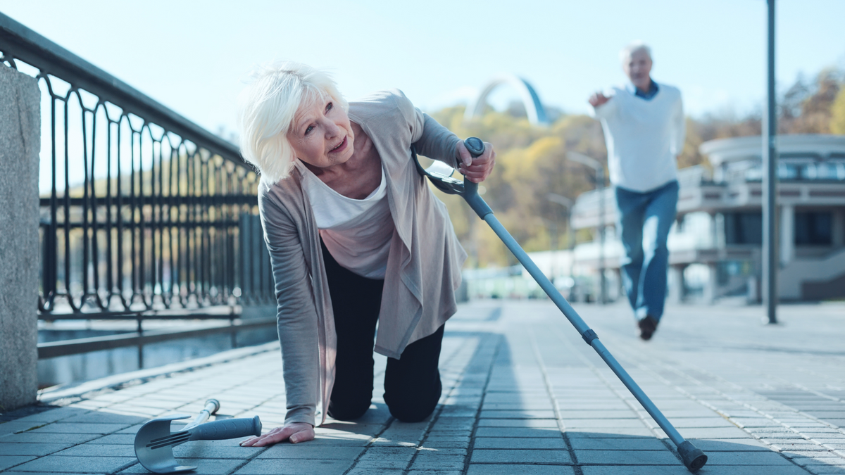 how-to-lift-someone-up-from-the-floor-after-a-fall